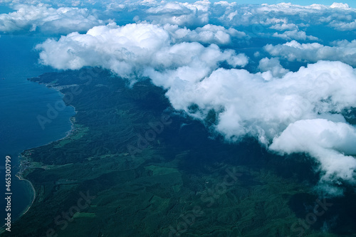 雲の下に見える海岸線 © BEIZ images