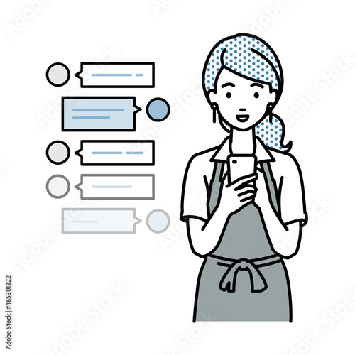 立ってスマートフォンで楽しくチャットで会話するカフェ店員の女性