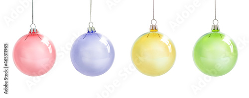 Schöne Weihnachtskugel aus Glas vor weissem Hintergrund