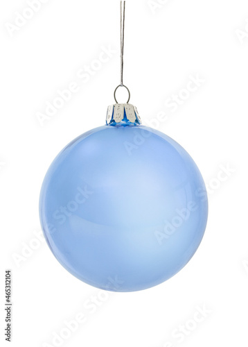 Blaue  Weihnachtskugel aus Glas vor weissem Hintergrund