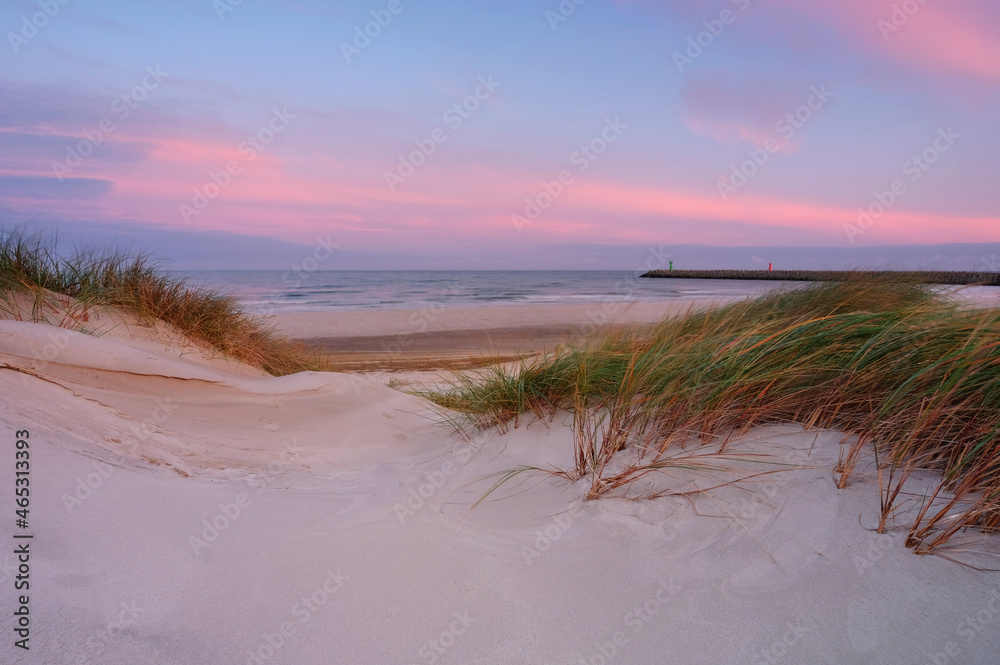 Wschód słońca nad wybrzeżem Morza Bałtyckiego - obrazy, fototapety, plakaty 