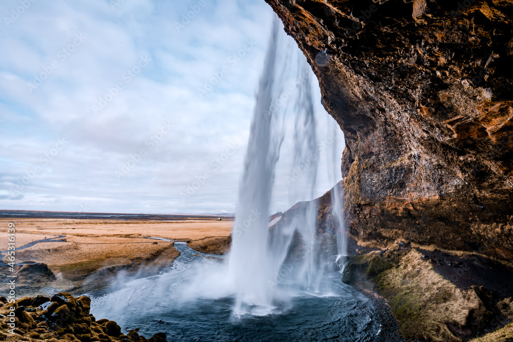 Seljalandsfoss auf Island, beeindruckender Wasserfall, den man umwandern kann.