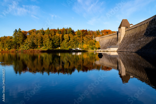 Möhnesee Talsperre Herbst Damm Stausee Sauerland Deutschland Günne Ausgleichsweiher Arnsberger Wald Jahreszeit Soest Spiegelung Laubfärbung Mauer Türme  Symmetrie Sonne Oktober  photo