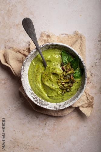 soupe velouté courgette brocolis et basilic en gros plan photo