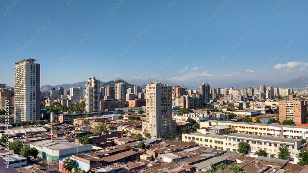Obraz premium vista desde azotea de edificios del centro de santiago, comuna de san miguel