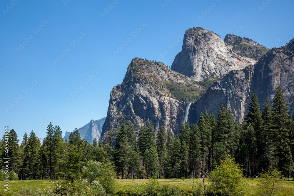 View of the mountain range in Yosemite National Park