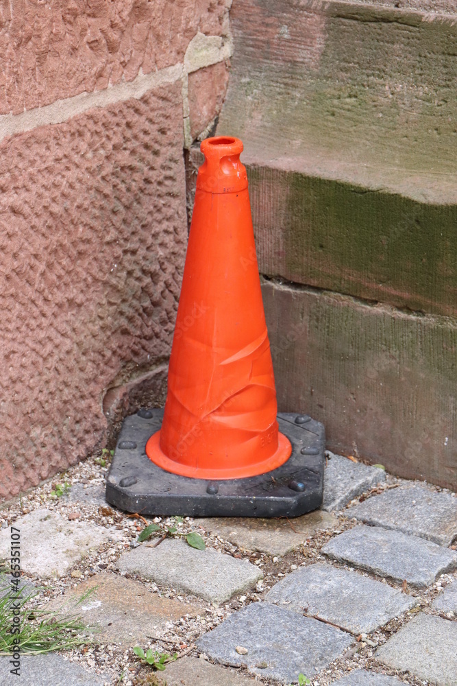 Verkehrshütchen. Leitkegel. Verkehrshütchen. Leitkegel.