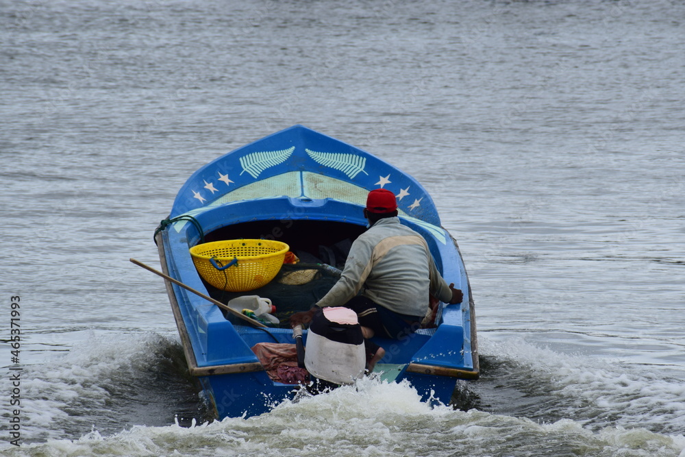 Obraz premium Fishing boat on lagoon in the morning 