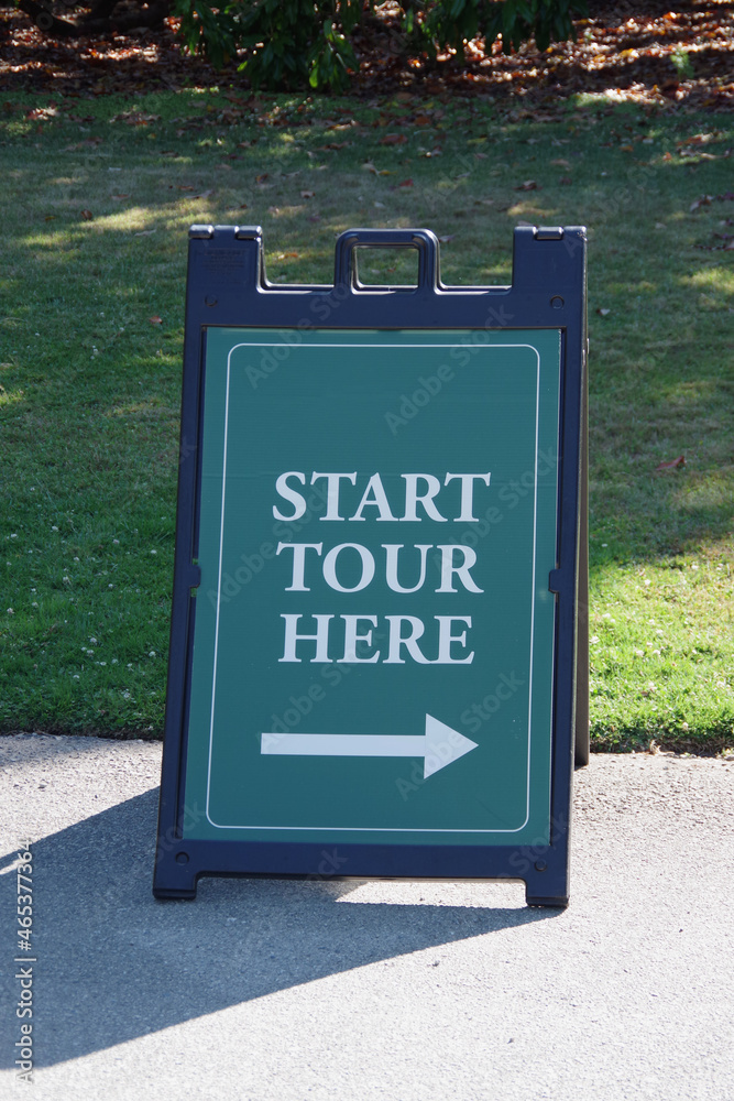 Obraz premium Posted sign on the sidewalk START TOUR HERE