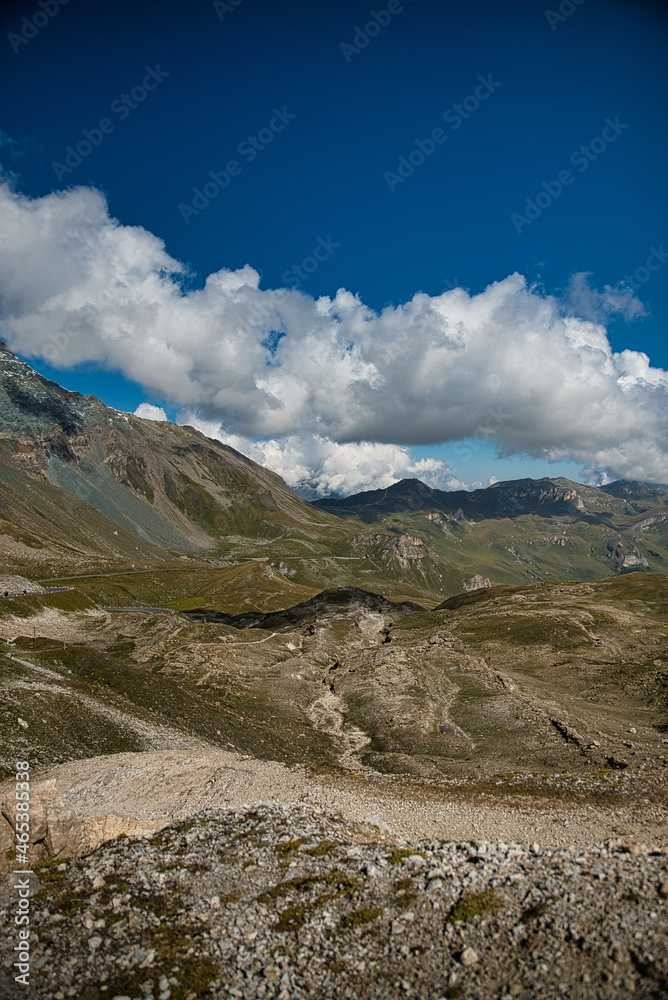 blick vom hochtor an der großglockner hochalpenstraße richtung mittertor und edelweißspitze unter blau himmel mit wolken, beautiful view in austrian alps
