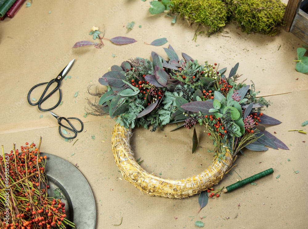 custom made wallpaper toronto digitalAdventskranz mit Eukalyptus, Mimose und roten Beeren - Weihnachtskranz