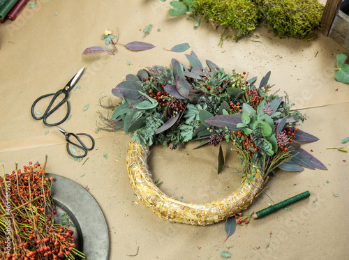 Wallpaper Mural Adventskranz mit Eukalyptus, Mimose und roten Beeren - Weihnachtskranz Torontodigital.ca