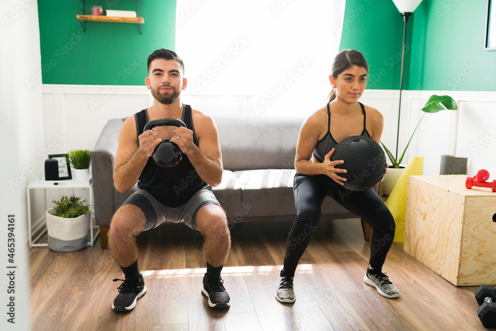 Obraz premium Fit workout partners lifting weights