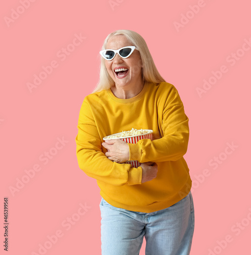 Mature woman with tasty pop...
