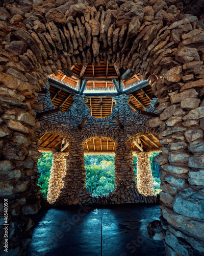 Принти на полотні symmetrical passageway with windows and doors made of rocks
