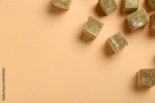 Fototapeta Naklejka Na Ścianę i Meble -  Tasty hojicha marshmallows on color background