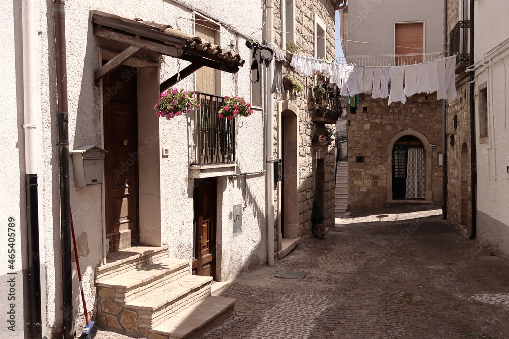 Fototapeta premium strada di Orsara, in Puglia, con bucato steso alla finestra