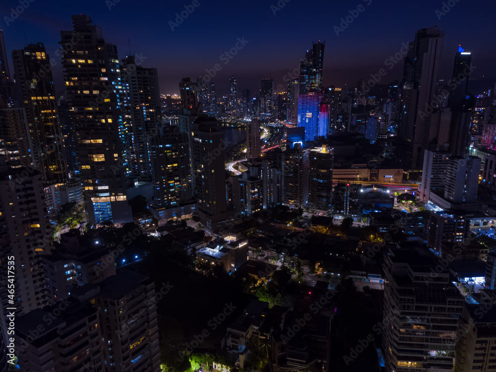 Obraz premium Fotos aéreas de noche y de día de la ciudad de Panamá.