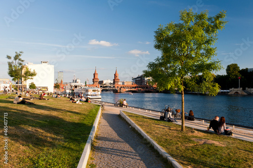 Photography Die Oberbaumbrücke in Berlin, Verbindung Kreuzberg und Friedrichshain über die S
