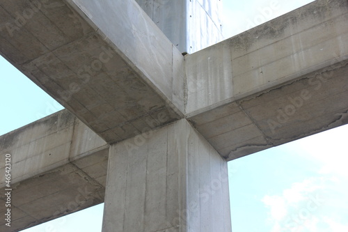 コンクリートの梁や柱で作られた構造物の一部