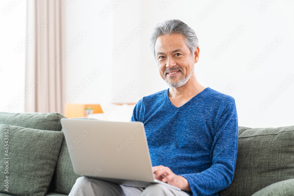 シニア男性　パソコン