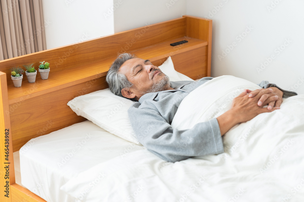 眠るシニア男性