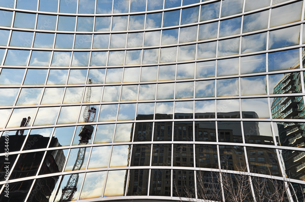 Obraz premium tower crane reflected on concave window