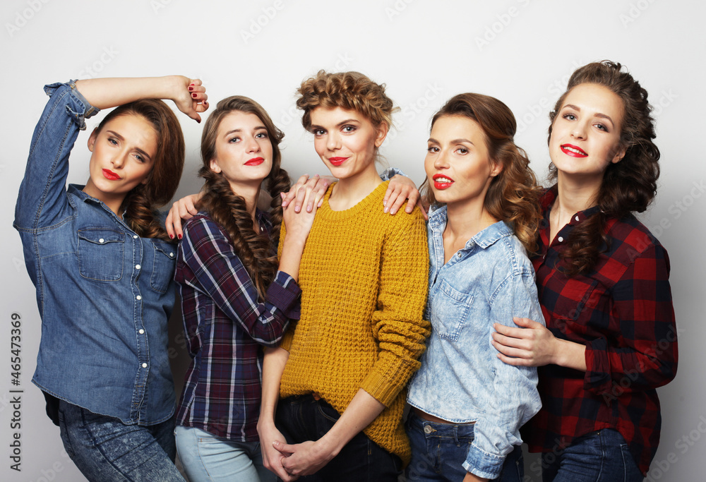 Obraz premium Fashion portrait of five young women best friends, over gray background.