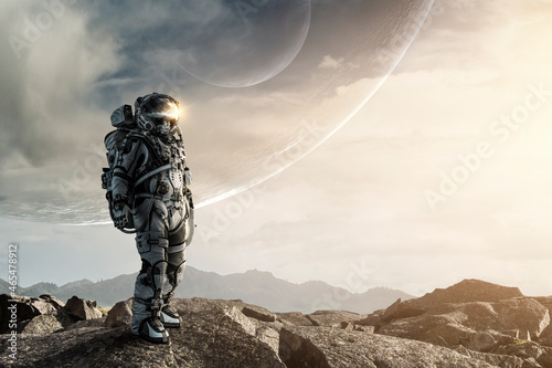 Fotografia Astronaut walking on an unexplored planet