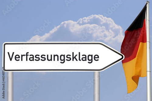 Symbolbild Verfassungsklage: Straßenschild zeigt die Richtung zum Gang nach Karlsruhe photo