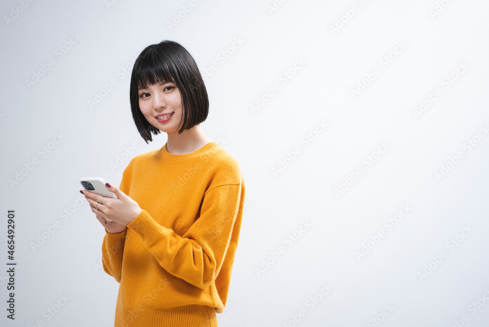 携帯電話を使う女性
