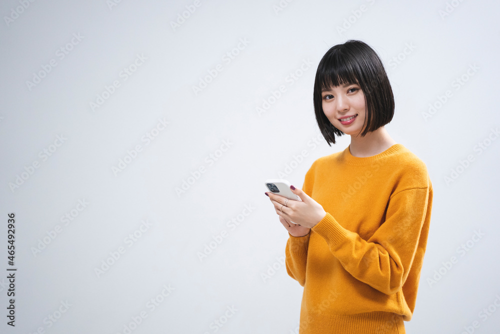 携帯電話を使う女性 携帯電話を使う女性