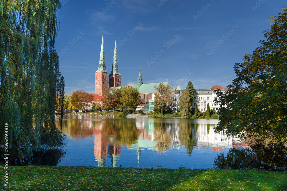 Durchblick zum Dom zu Lübeck entzerrt sonnig