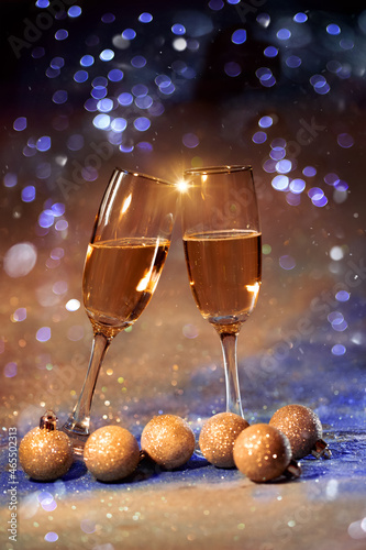 2022 Nowy Rok. Kartka z życzeniami szczęśliwego nowego roku 2022. kieliszki do szampana na brokatowy tle