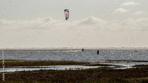 Kitesurfer am Strand von St. Peter Dorf
