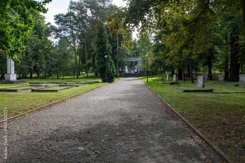 Obraz na płótnie cmentarz żołnierzy armii czerwonej w Kaliszu w salonie