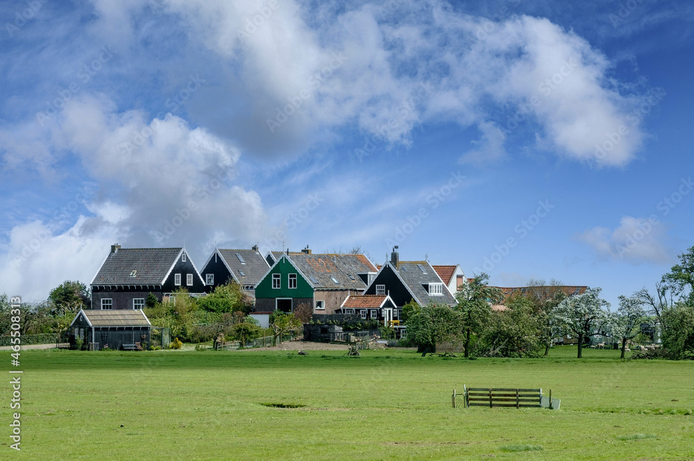 Het voormalige eiland Marken in het IJsselmeer, kenmerkt zich door kleurrijke huisjes die dichtopeen staan op de werven en ademt de sfeer van vroeger uit. Het voormalige eiland Marken in het IJsselmeer, kenmerkt zich door kleurrijke huisjes die dichtopeen staan op de werven en ademt de sfeer van vroeger uit.
