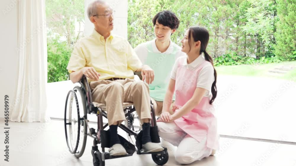 車いすに乗ったお年寄りと介護ヘルパー 車いすに乗ったお年寄りと介護ヘルパー