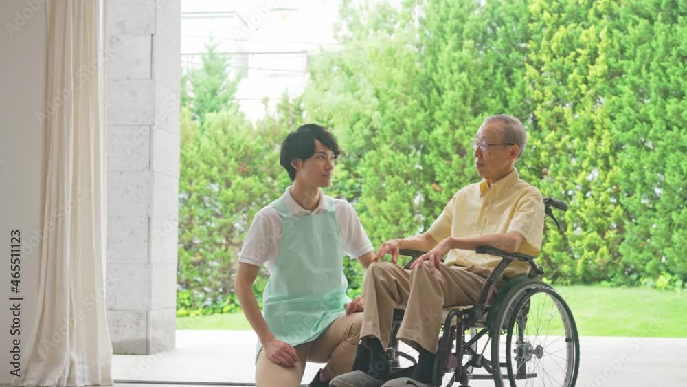 車いすに乗ったお年寄りと介護ヘルパー