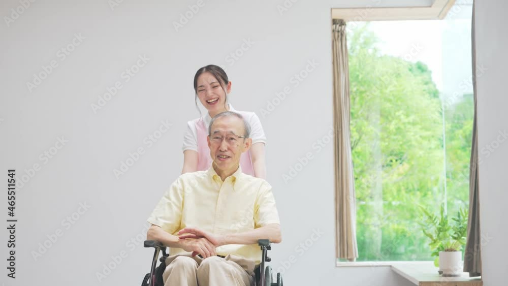 車椅子を押す介護ヘルパー 車椅子を押す介護ヘルパー