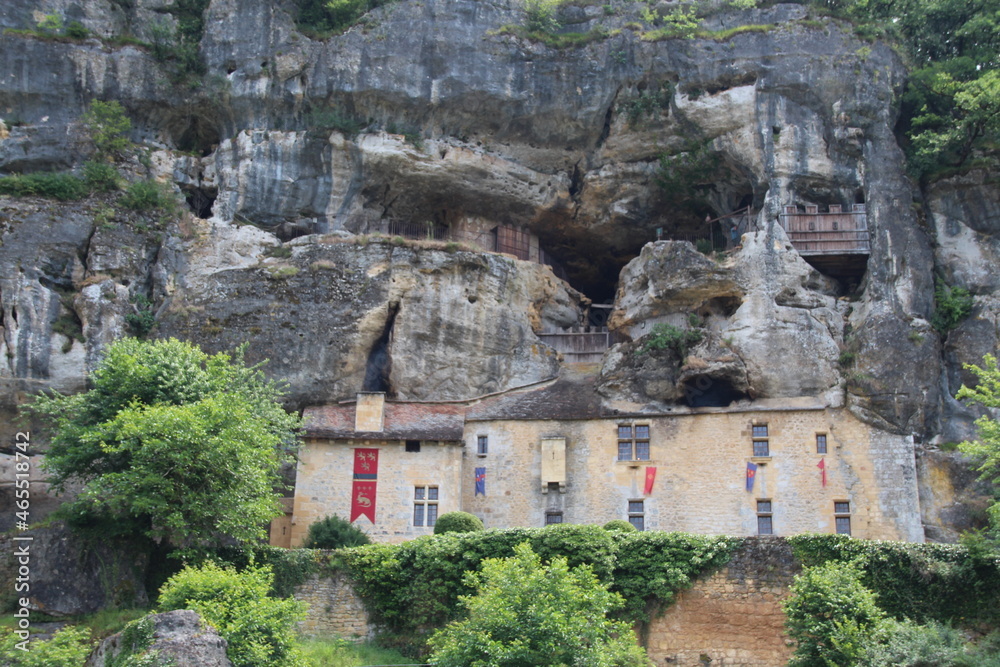 Strong House of Reignac, Dordoña, Francia. Castillo integrado en una roca.