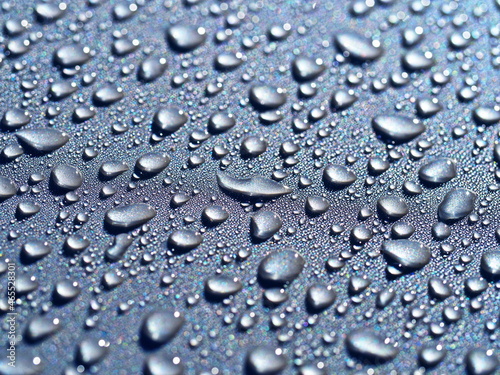 Regentropfen auf grauem Hintergrund