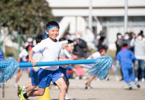 運動会を笑顔で楽しむ小学生の男の子 © tatsushi