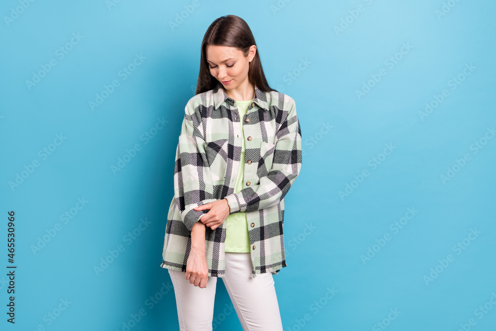 Photo of young attractive girl happy positive smile fix sleeve cardigan stylish isolated over blue color background Photo of young attractive girl happy positive smile fix sleeve cardigan stylish isolated over blue color background