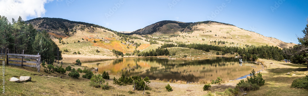 L'estany del clot et le mont Coronat à Nohèdes L'estany del clot et le mont Coronat à Nohèdes