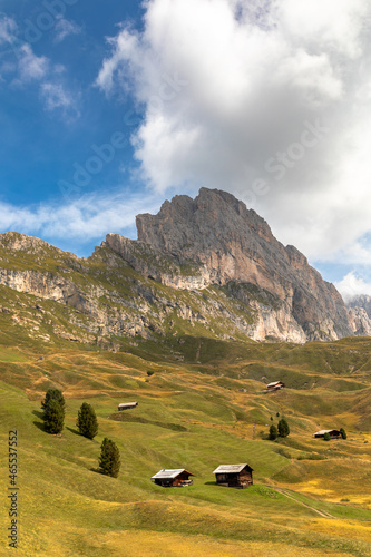 Hütten auf der Seceda unter den Geislerspitzen, Gröden, Südtirol