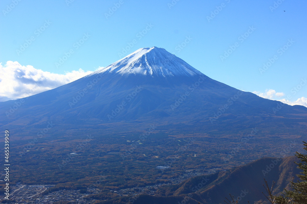 秋の河口湖と富士山。