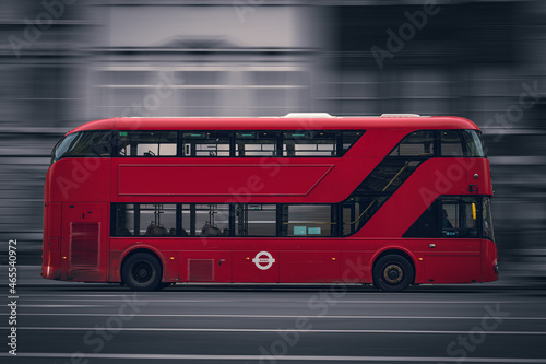 Платно New Routemaster red doubledecker bus in Motion in London from the side