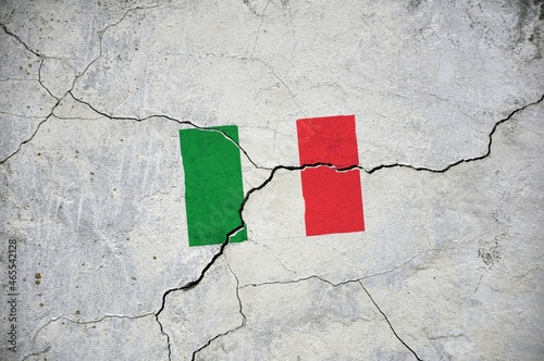 An old image of the flag of Italy on a wall with a crack.