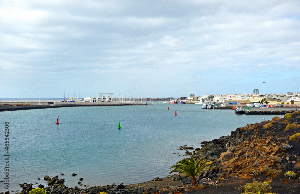 Marina y puerto pesquero de Naos en Arrecife Lanzarote. Puerto deportivo de Arrecife en Lanzarote, Islas Canarias, España. 